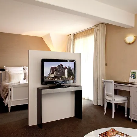 호텔 Logis Le Parc & 4*