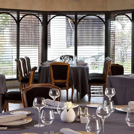호텔 Logis Le Parc & 4*